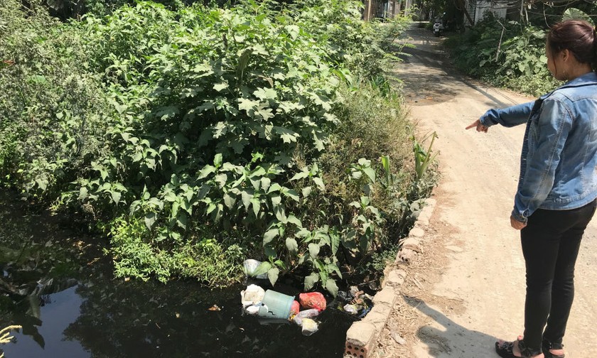 Nguồn nước ô nhiễm từ bãi rác Khánh Sơn theo kênh mương chảy về cạnh nhà dân