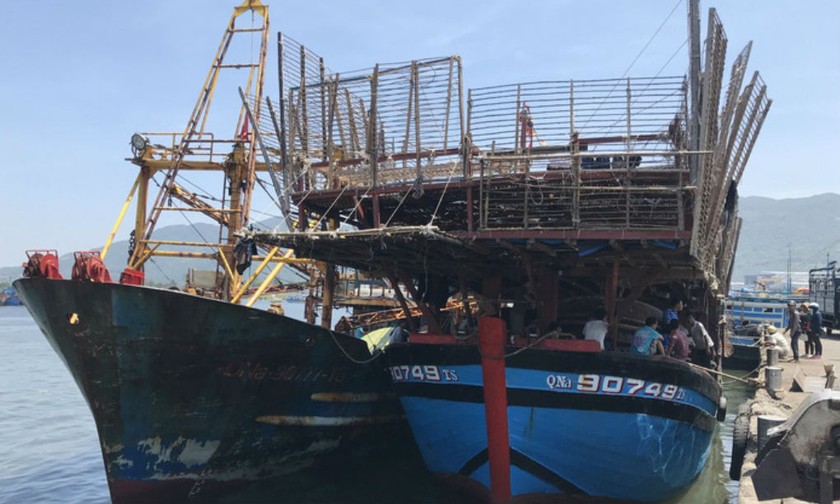 Tàu cá ông Mười lai dắt tàu cá QNa 90749TS cùng 49 ngư dân gặp nạn về cảng cá Thọ Quang