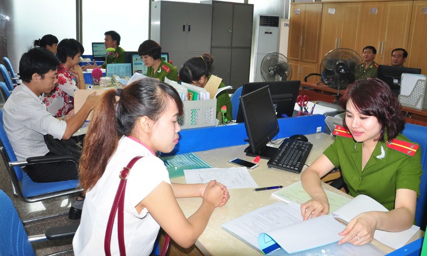 Cán bộ công an tỉnh Quảng Ninh giải quyết thủ tục hành chính tại Trung tâm Hành chính công của tỉnh