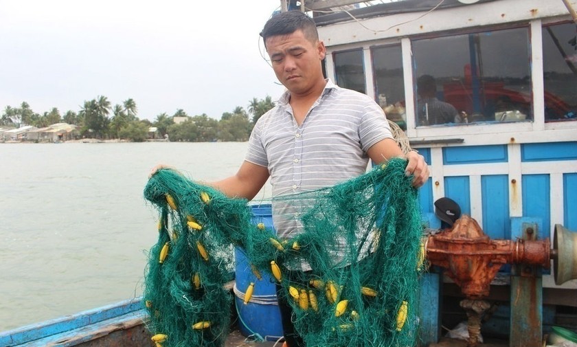 Ngư dân Nguyễn Tuấn Sơn bị người nước ngoài trên tàu lạ cắt rách hết lưới đánh cá
