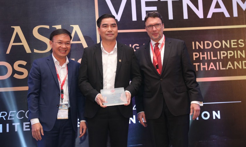 Ông Trần Tam – Chủ tịch HĐQT Phuc Khang Corporation nhận vinh danh nhà phát triển BĐS hàng đầu Việt Nam 2018