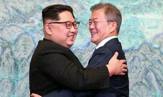 Tổng thống Hàn Quốc Moon Jae-in (phải) và Nhà lãnh đạo Triều Tiên Kim Jong-un. (Ảnh: Getty Images/VTV)