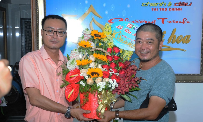 Ông Lê Nguyễn Đức Khôi, Trưởng phòng Quan hệ Công chúng, Tập đoàn Tân Hiệp Phát tặng hoa cho đạo diễn chương trình “Dấu ấn tài hoa”