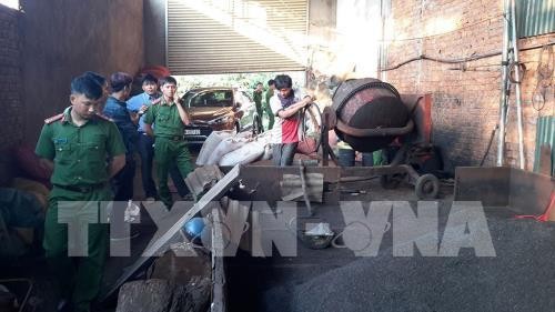 Phòng cảnh sát phòng chống tội phạm về môi trường (PC49) Đắk Nông phối hợp với Sở NN&PTNT kiểm tra đột xuất cơ sở thu mua nông sản do bà Nguyễn Thị Loan. Ảnh: TTXVN
