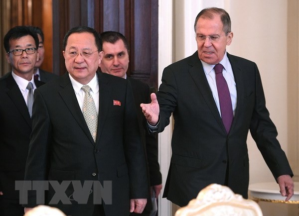 Ngoại trưởng Nga Sergey Lavrov (phải) và người đồng cấp Triều Tiên Ri Yong Ho (trái) tại cuộc gặp ở Moskva, Nga ngày 10/4. (Nguồn: AFP/TTXVN)