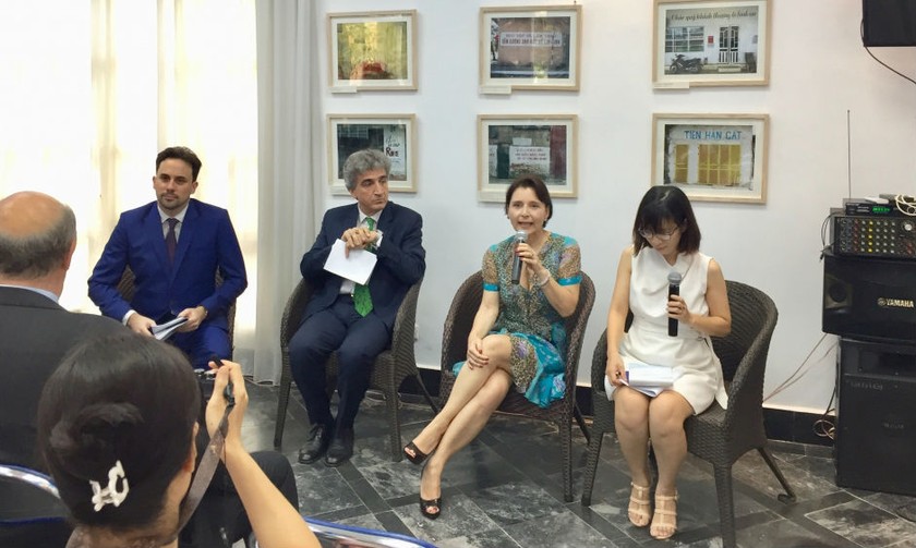 Đại sứ Italia Cecilia Piccioni và các nhạc trưởng chia sẻ tại buổi họp báo