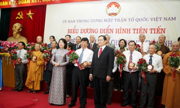 Phó Chủ tịch nước Đặng Thị Ngọc Thịnh, Chủ tịch UBTƯMTTQ Việt Nam Trần Thanh Mẫn tặng hoa và biểu trưng của Mặt trận Tổ quốc cho các điển hình tiên tiến.
