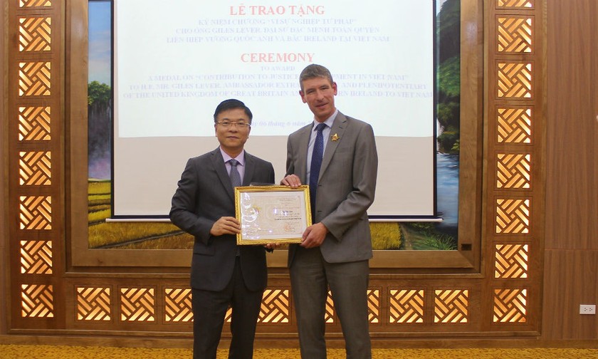 Bộ trưởng Lê Thành Long trao Kỷ niệm chương Vì sự nghiệp tư pháp cho Đại sứ Vương quốc Anh và Bắc Ireland