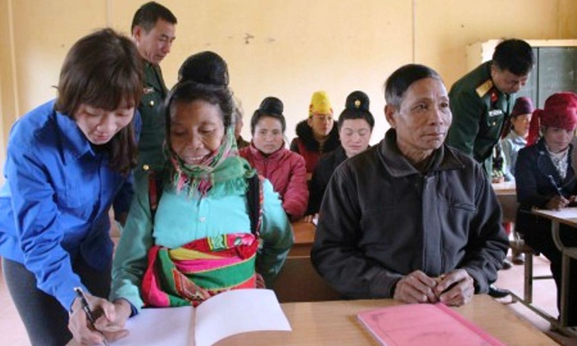 Cán bộ và trí thức trẻ tình nguyện Đoàn KT-QP 326 giúp nông dân xã Mường Và học chữ