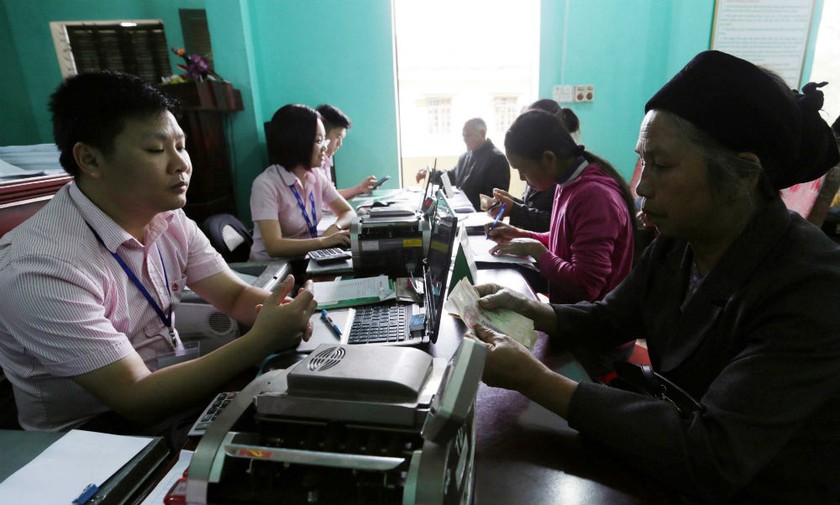 Hộ nghèo làm thủ tục vay vốn tại điểm giao dịch xã Sàn Viên, huyện Lộc Bình, tỉnh Lạng Sơn