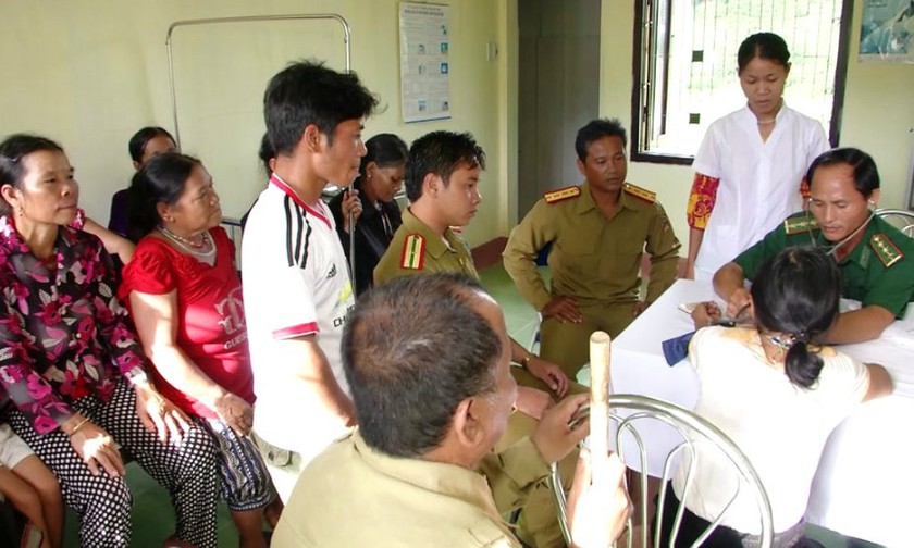Bác sĩ quân dân y BĐBP khám chữa bệnh cho cán bộ và người dân nước bạn Lào