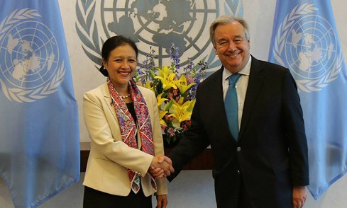 Tổng Thư ký Liên Hợp Quốc Antonio Guterres (phải) và Đại sứ Nguyễn Phương Nga. Ảnh VOV