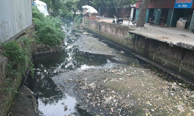 Mương nước chảy qua địa bàn xã Thụy Lâm bị ô nhiễm