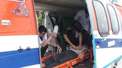 Ngư dân Huỳnh Học được đưa lên trực thăng để về đất liền tiếp tục điều trị (Ảnh do cơ quan chức năng cung cấp)