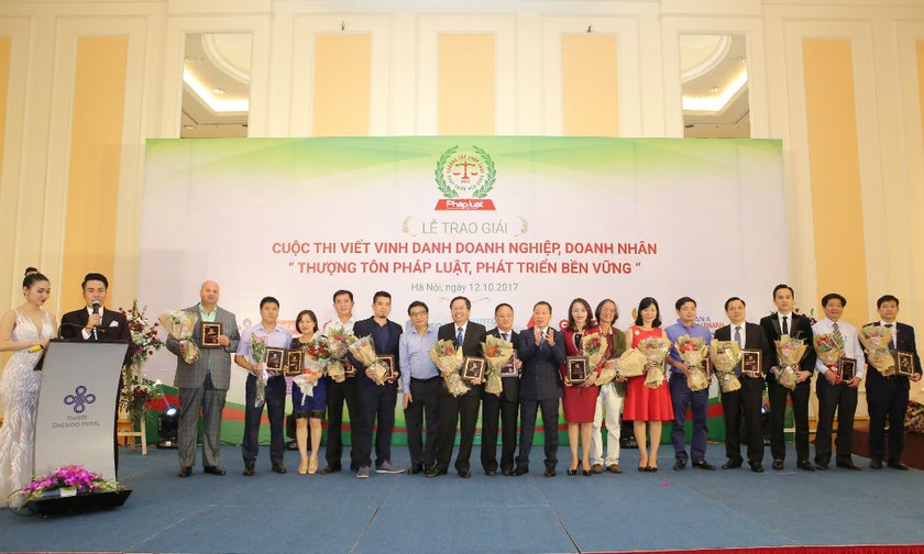 Lễ trao giải cuộc thi viết vinh danh doanh nghiệp, doanh nhân “Thượng tôn pháp luật, phát triển bền vững” năm 2017 tại Hà Nội