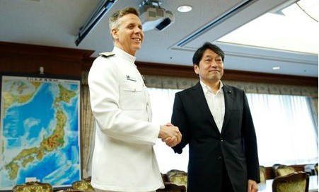 Đô đốc Phillip Davidson (trái) và Bộ trưởng Quốc
phòng Nhật Bản Itsunori Onodera