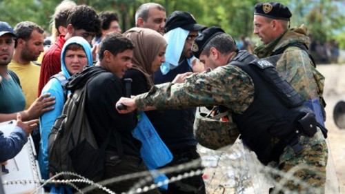 Người di cư xô xát với cảnh sát biên phòng Macedonia với cố gắng vượt qua biên giới Macedonia - Hy Lạp để vào được châu Âu. Ảnh: AFP/baotintuc