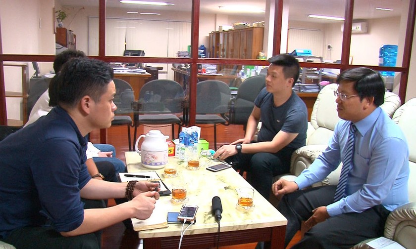 Phóng viên Trần Bích - Tạp chí Chỉ Nam Thủy sản (thứ 2 bên phải) đã có cuộc gặp gỡ với Ông Trương Vĩnh Thành-  Phó TGĐ Tập đoàn Sao Mai