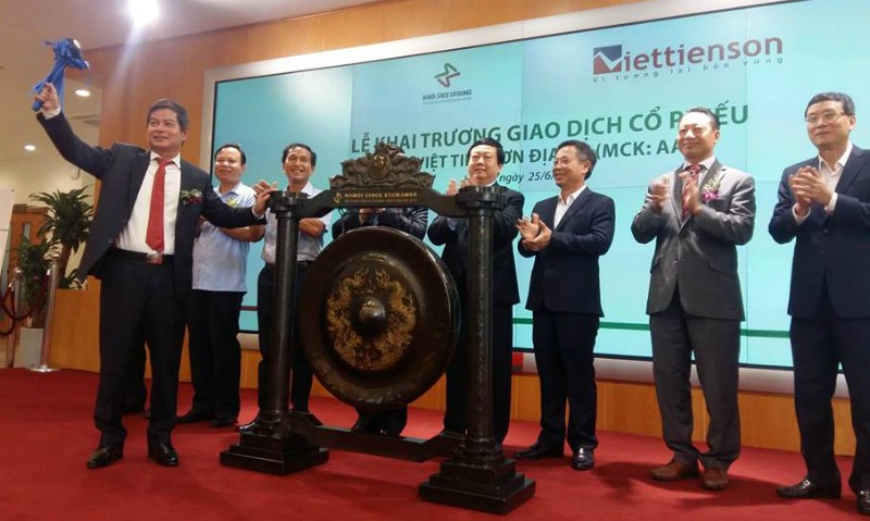 Chủ tịch HĐQT VTSR Nguyễn Thanh Hải đánh cồng khai trương phiên giao dịch đầu tiên cổ phiếu AAV tại HNX