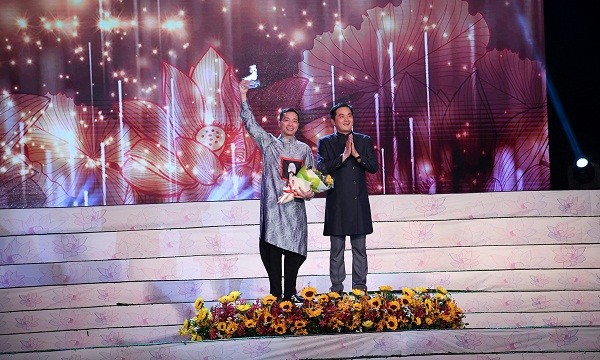 Đỗ Trịnh Hoài Nam nhận giải thưởng NTK áo dài của năm