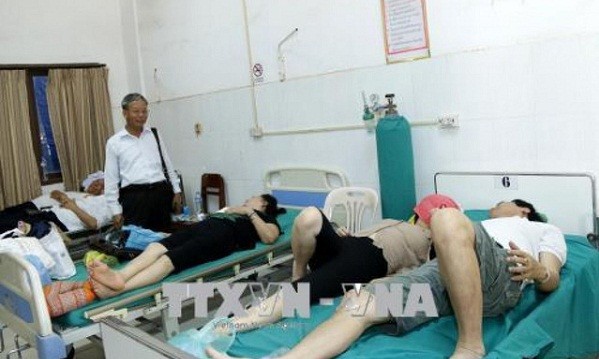 Những người Việt bị thương được đưa đi cấp cứu (ảnh: TTXVN)