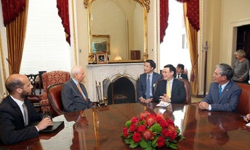 Phó Thủ tướng Vương Đình Huệ gặp Thượng nghị sĩ Orrin Hatch. Ảnh: VGP