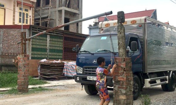 Xe tải mỗi lượt qua trạm barie tại thôn Nhữ Thị, xã Thái Hòa, huyện Bình Giang bị chiếm đoạt 10 nghìn đồng