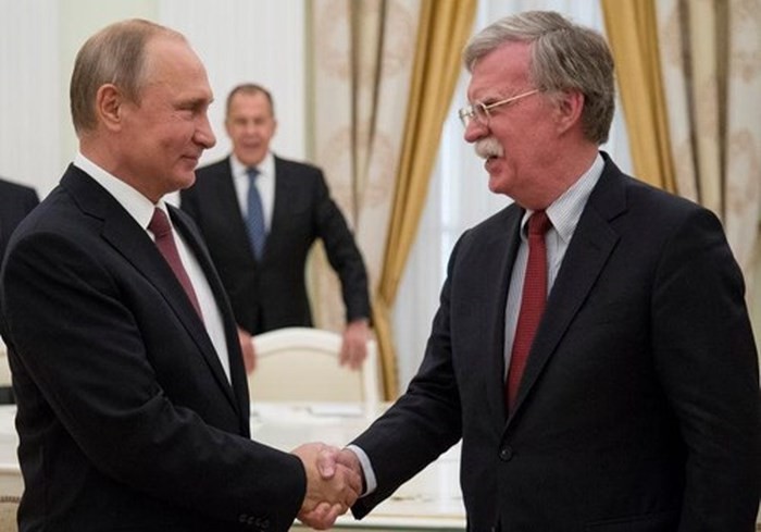 Cố vấn an ninh Mỹ John Bolton gặp gỡ với Tổng thống Nga Vladimir Putin. Ảnh: Reuters