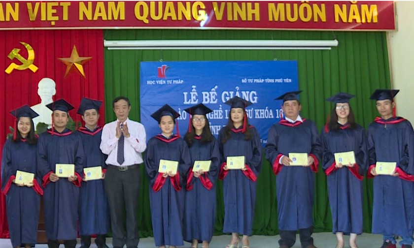 Thầy Nguyễn Trường Thiệp- Phó giám đốc học viện Tư pháp trao bằng tốt nghiệp cho học viên