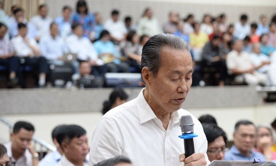 Cử tri Nguyễn Hữu Châu phát biểu tại buổi tiếp xúc cử tri