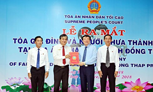 Đồng chí Nguyễn Hòa Bình trao Quyết định thành lập Tòa Gia đình và Người chưa thành niên tại TAND tỉnh Đồng Tháp