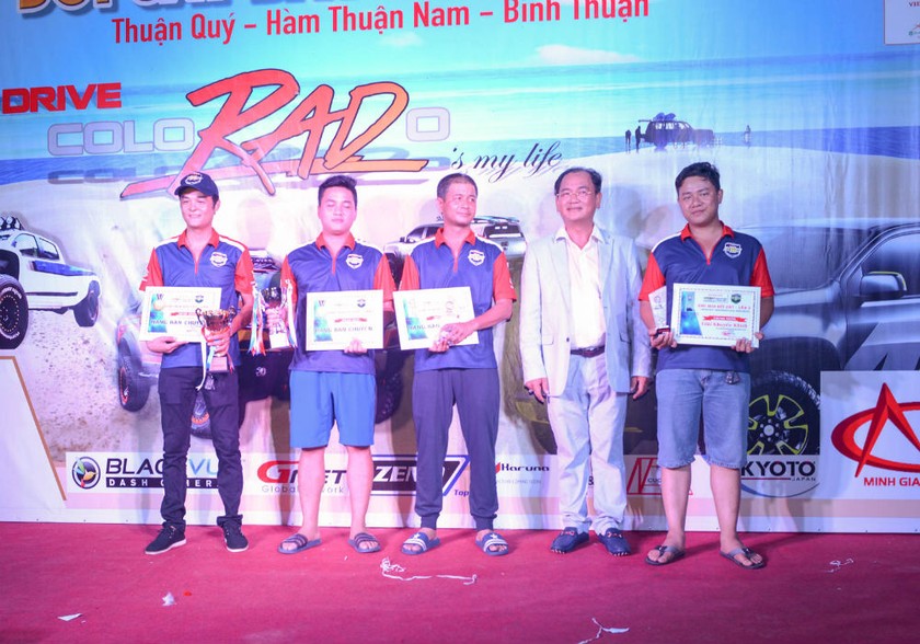 Ông Từ Văn Phước – Chủ tịch HĐQT Việt Úc Group trao giải thưởng cho các thành viên thắng cuộc