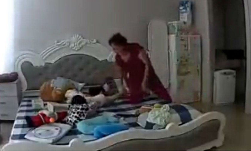 Một đoạn camera gia đình cho thấy người giúp việc đánh trẻ nhỏ