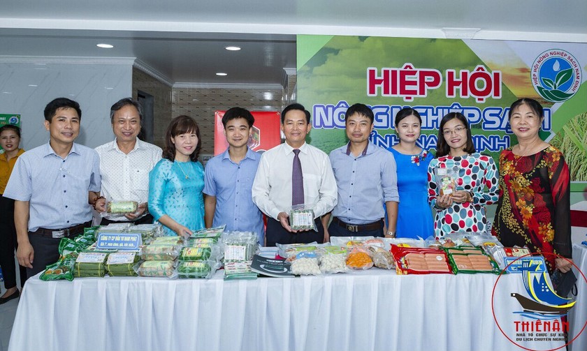 Giám đốc Công ty CP Đầu tư Nam Phát Trần Văn Vững (thứ 4 từ trái sang) tại Hội chợ giới thiệu sản phẩm của Hiệp hội Nông sản sạch tỉnh Nam Định