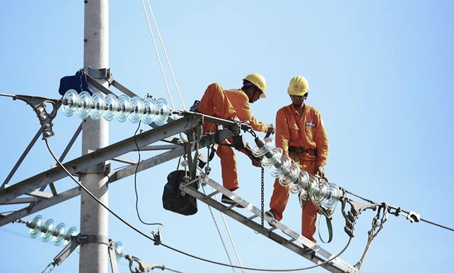 Trong ngành điện, EVN đang có vị trí thống lĩnh thị trường. EVN chi phối trong hoạt động phát điện, độc quyền trong quản lý hạ tầng mạng truyền tải điện và phân phối điện. 
(Ảnh minh họa) 