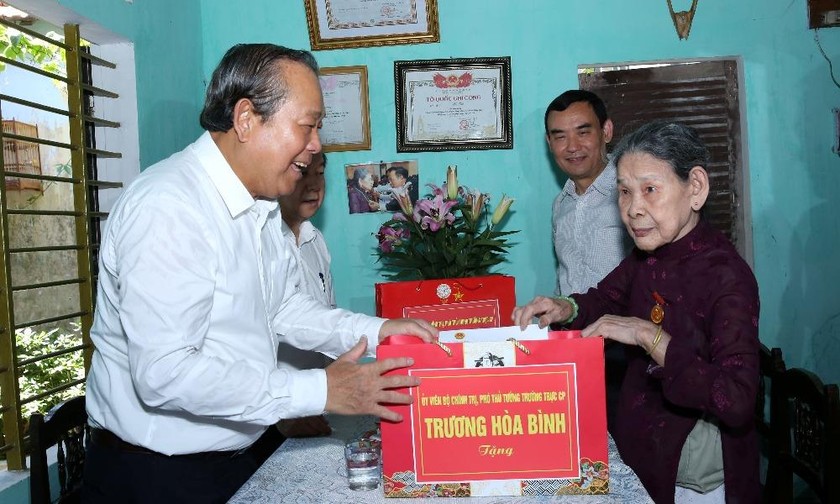 Phó Thủ tướng thăm Mẹ Việt Nam anh hùng Trần Thị Thí. - Ảnh: VGP/Lê Sơn