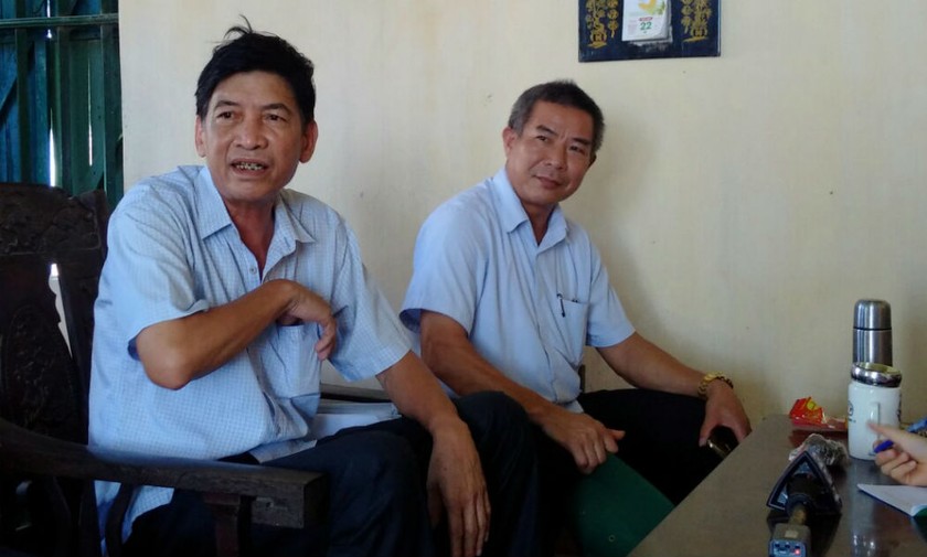 Ông Vũ Văn Hợp, Phó Chủ tịch UBND huyện Tứ Kỳ (bên phải) đến yêu cầu ông Đạt dừng hoạt động sản xuất gạch ngày 5/7/2018