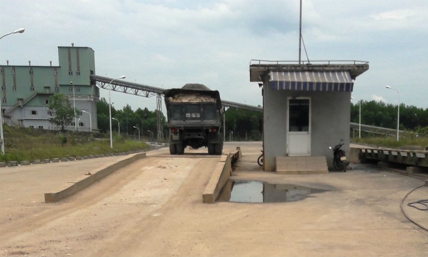 Một xe chở khoáng sản khai thác “trộm” đi vào cổng nhà máy xi măng