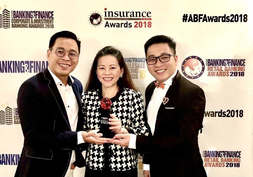Bà Vương Mỹ Phụng, Phó Tổng Giám đốc FWD Việt Nam chia sẻ niềm vui nhận giải thưởng tại Singapore với đội ngũ marketing của công ty