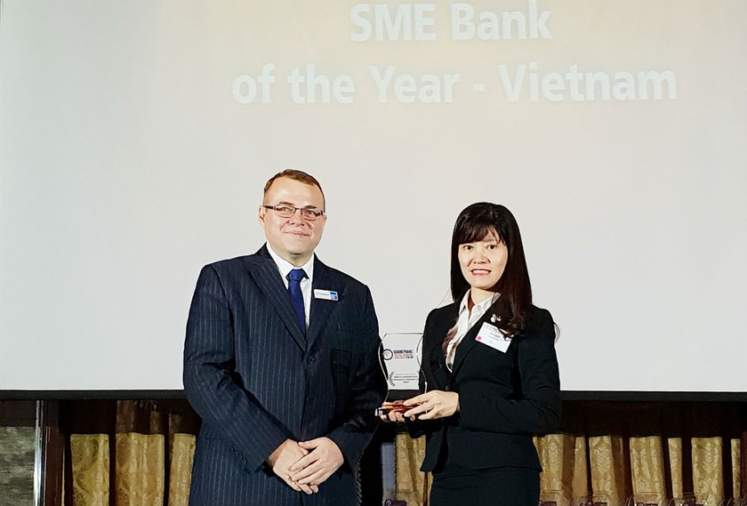 Bà Phạm Thị Vân Khánh (Giám đốc Ban Khách hàng doanh nghiệp nhỏ và vừa - BIDV) nhận giải thưởng “Best SME Bank Vietnam 2018” của Asian Banking & Finance