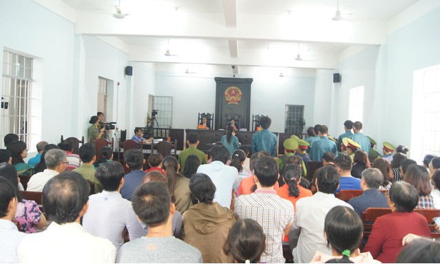 TAND TP Phan Thiết tổ chức xét xử các đối tượng tham gia gây rối trật tự tại trụ sở UBND tỉnh Bình Thuận. Ảnh Báo Dân trí