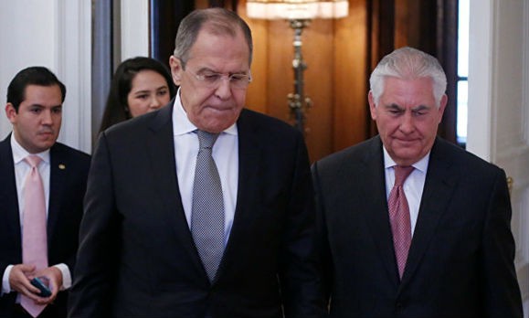 Ngoại trưởng Nga Sergei Lavrov và người đồng cấp Mỹ Rex Tillerson trong một cuộc gặp hồi tháng 5/2017. Ảnh: Reuters/CAND