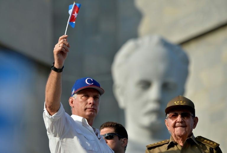 Chủ tịch Cuba Miguel Diaz-Canel và cựu Chủ tịch Raul Castro tại lễ mittinh Ngày Quốc tế lao động tại Havana vào tháng 5