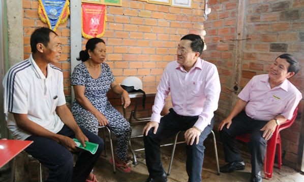 Tổng Giám đốc NHCSXH  Dương Quyết Thắng thăm hộ gia đình vay vốn trên địa bàn xã Tài Văn, huyện Trần Đề, Sóc Trăng
