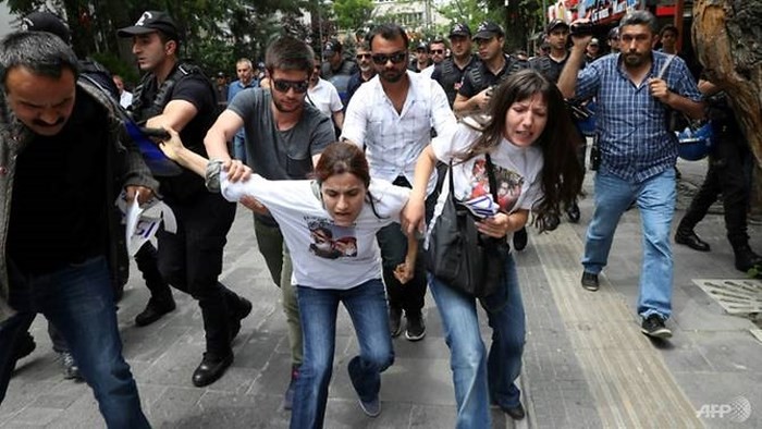 Trong khoảng thời gian áp dụng tình trạng khẩn cấp, hàng chục nghìn người đã bị bắt giữ ở Thổ Nhĩ Kỳ. (Nguồn: AFP/ĐĐK)