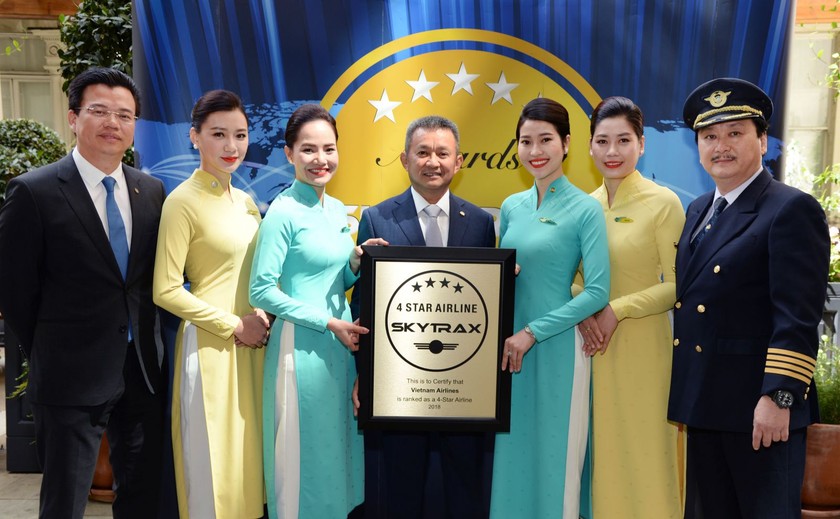 Tổng Giám đốc Vietnam Airlines Dương Trí Thành và Tổ bay vui mừng đón nhận Chứng chỉ Hãng hàng không quốc tế 4 sao lần thứ 3 liên tiếp