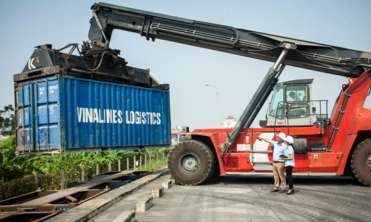 Theo Bộ GTVT, chi phí vận tải đối với hàng may mặc xuất khẩu đang chiếm tới 61% tổng chi phí  logistics