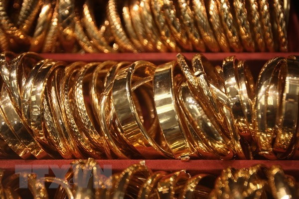 Nhẫn vàng bày bán tại một cửa hàng ở Los Angeles, bang California. (Nguồn: AFP/TTXVN)