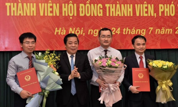 Phó Thống đốc NHNN  Nguyễn Kim Anh trao Quyết định và tặng hoa chúc mừng các đồng chí được bổ nhiệm. Ảnh NHNN