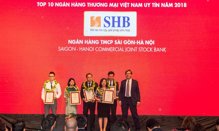 Bà Ngô Thu Hà – Phó Tổng Giám đốc SHB nhận giải thưởng Top 10 NHTM Việt Nam Uy tín năm 2018